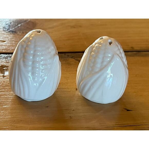 Vintage White Ceramic Corn on the cob salt & Pepper shakers. Farm House. - Picture 3 of 6